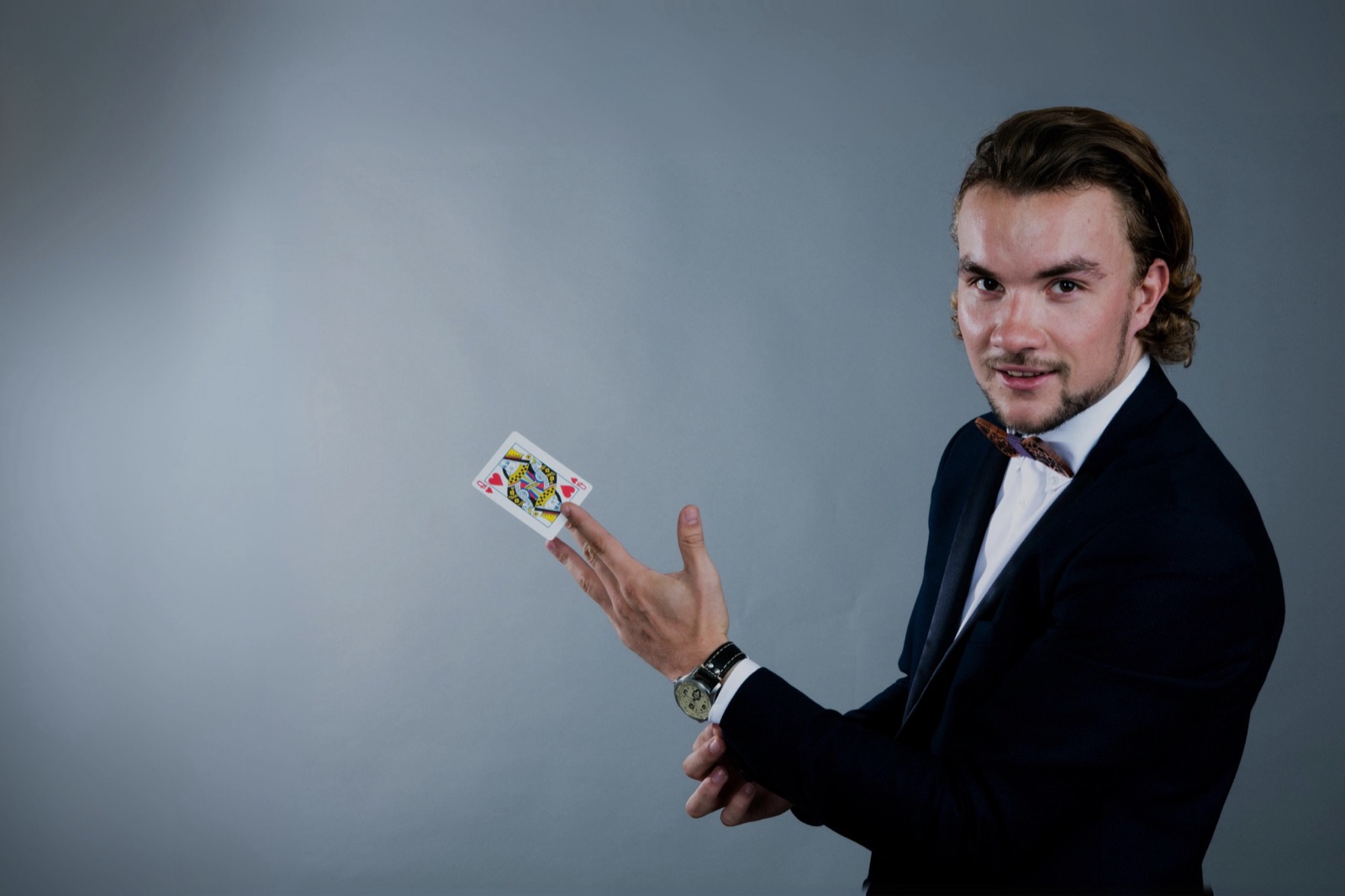 Louis, magicien close-up professionnel, présente une carte à jouer